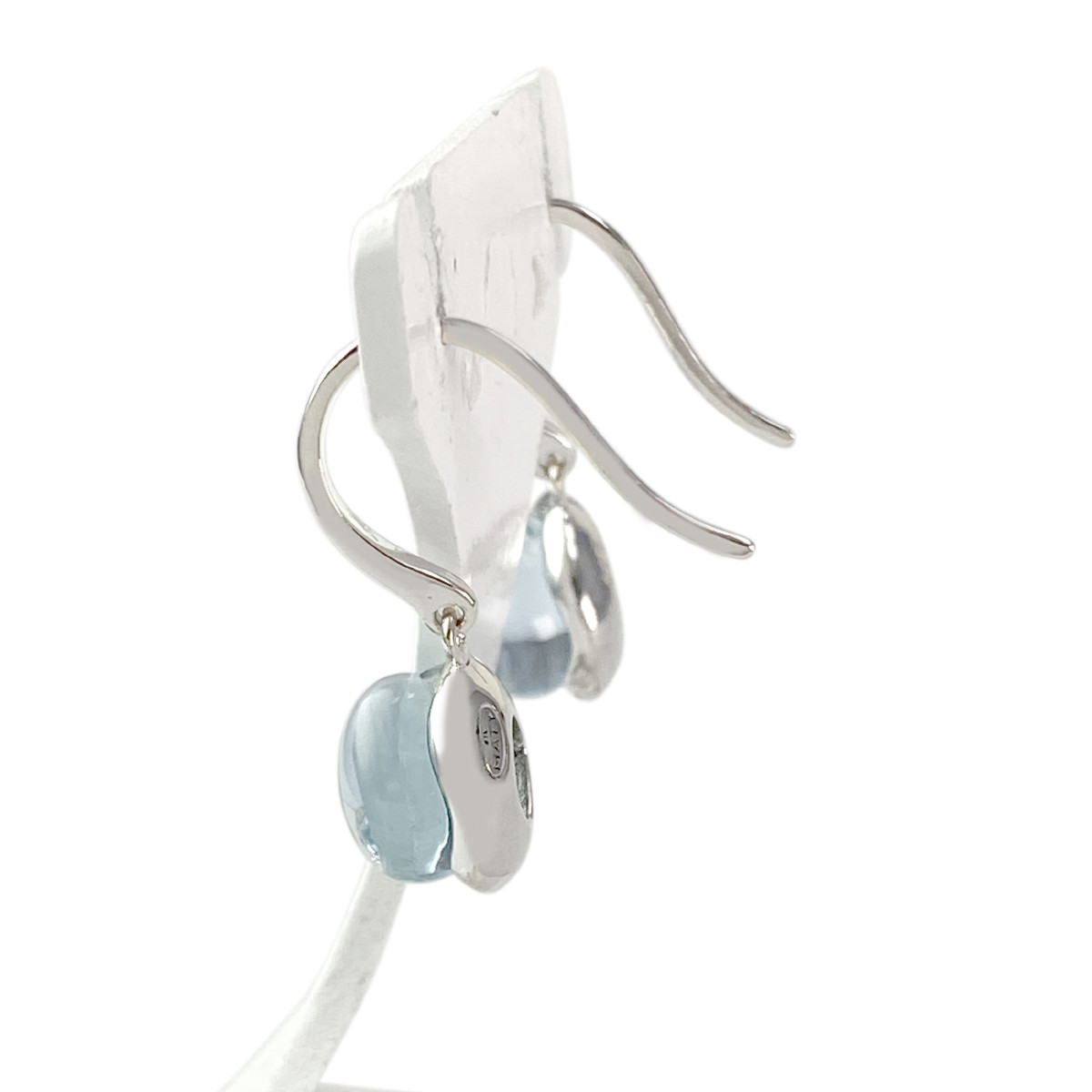 Boucles d'oreilles pendants or 375 blanc topazes bleues traitées diamants - vue 2