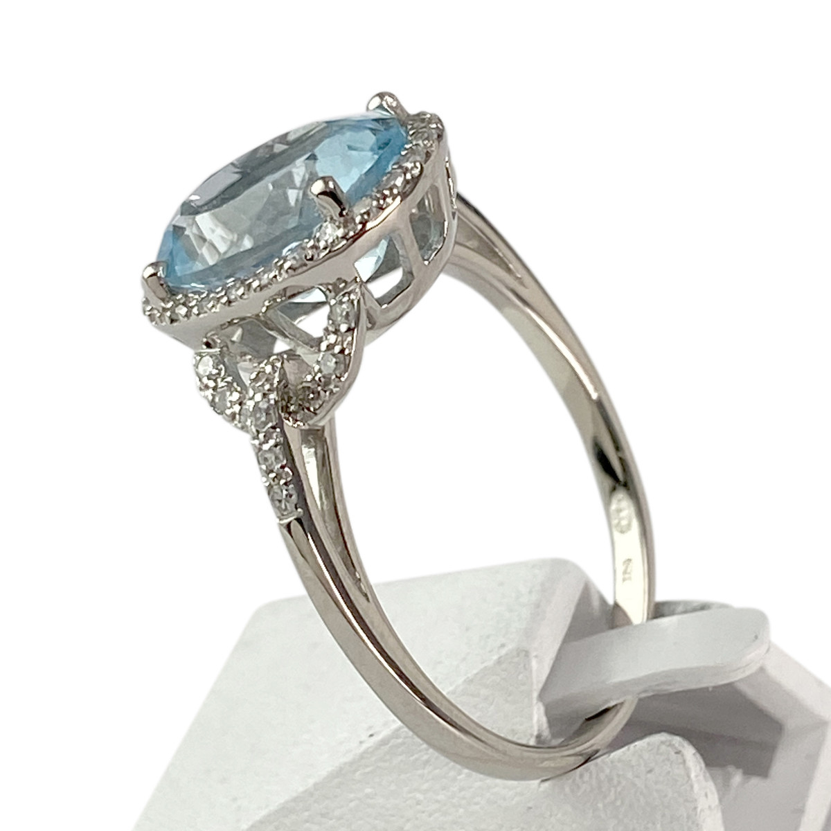Bague d'occasion or 750 blanc topaze bleue traitée et diamants - vue 2