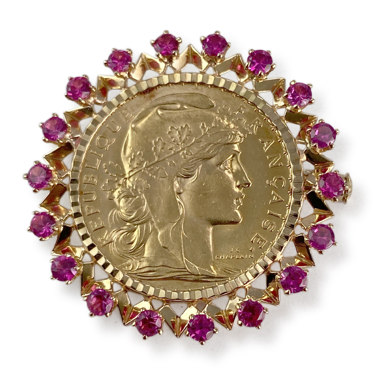 Broche d'occasion or 750 jaune porte pièce rubis synthétiques