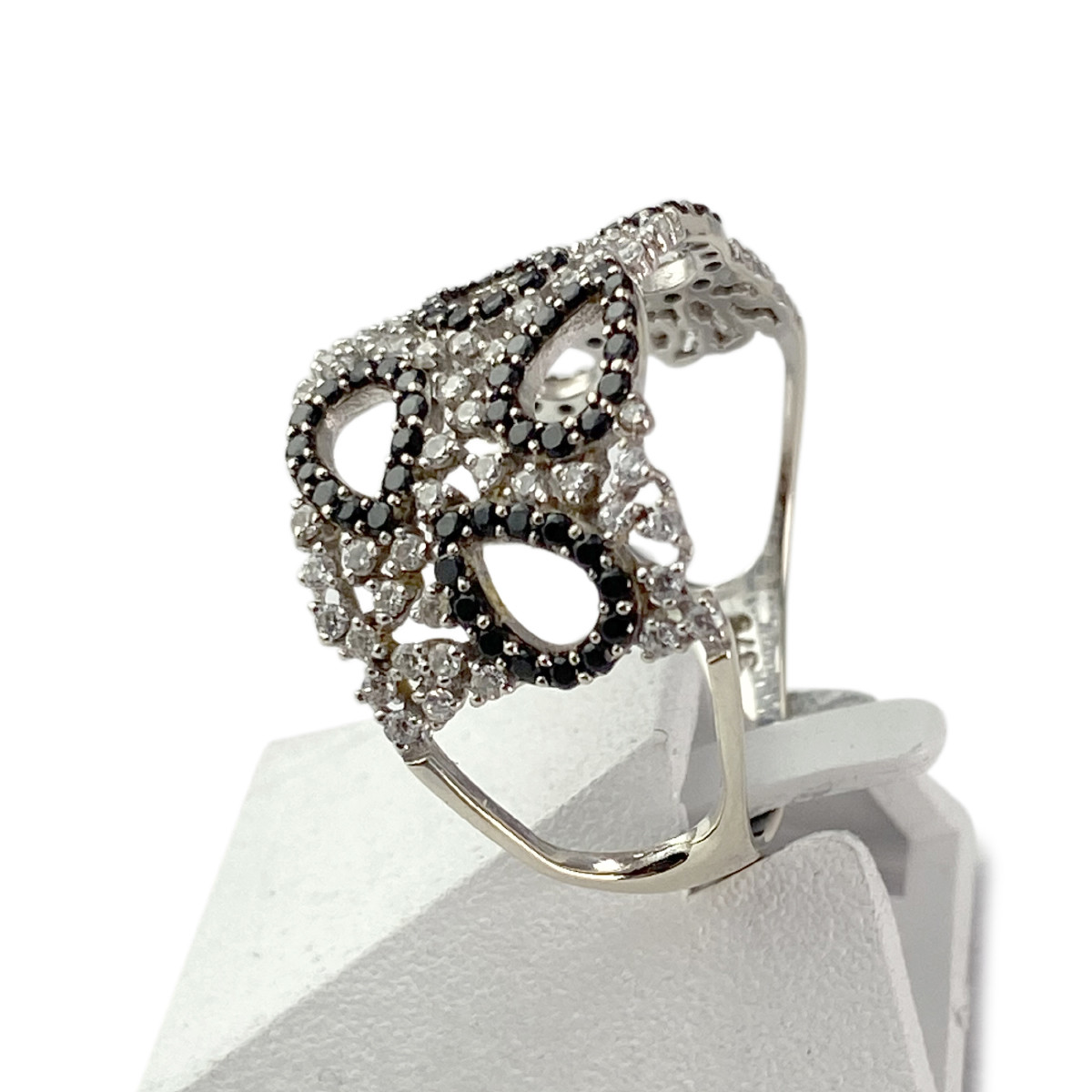 Bague d'occasion or 375 blanc zirconias blancs et noirs - vue 2