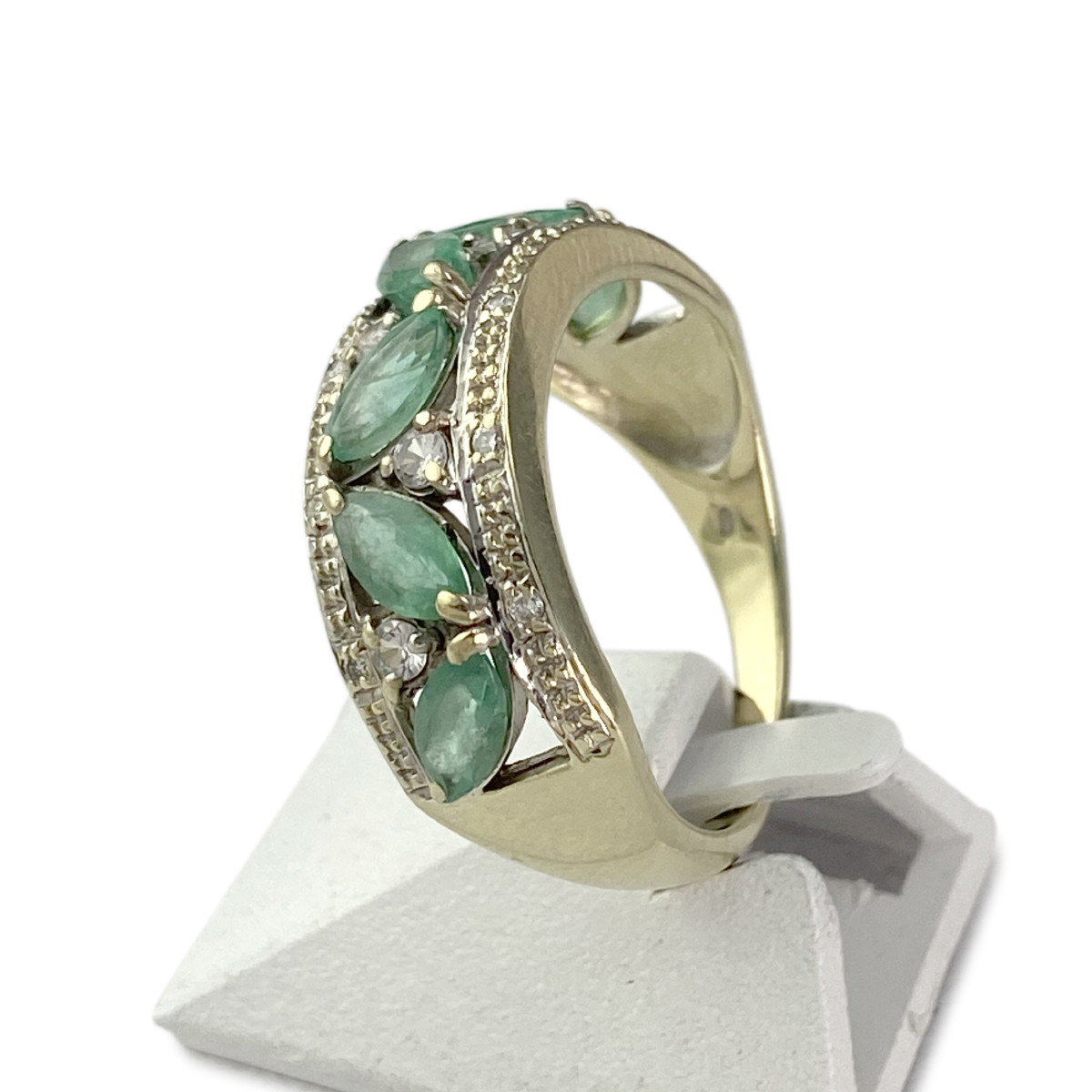 Bague d'occasion or 750 blanc émeraudes saphirs diamants - vue 2