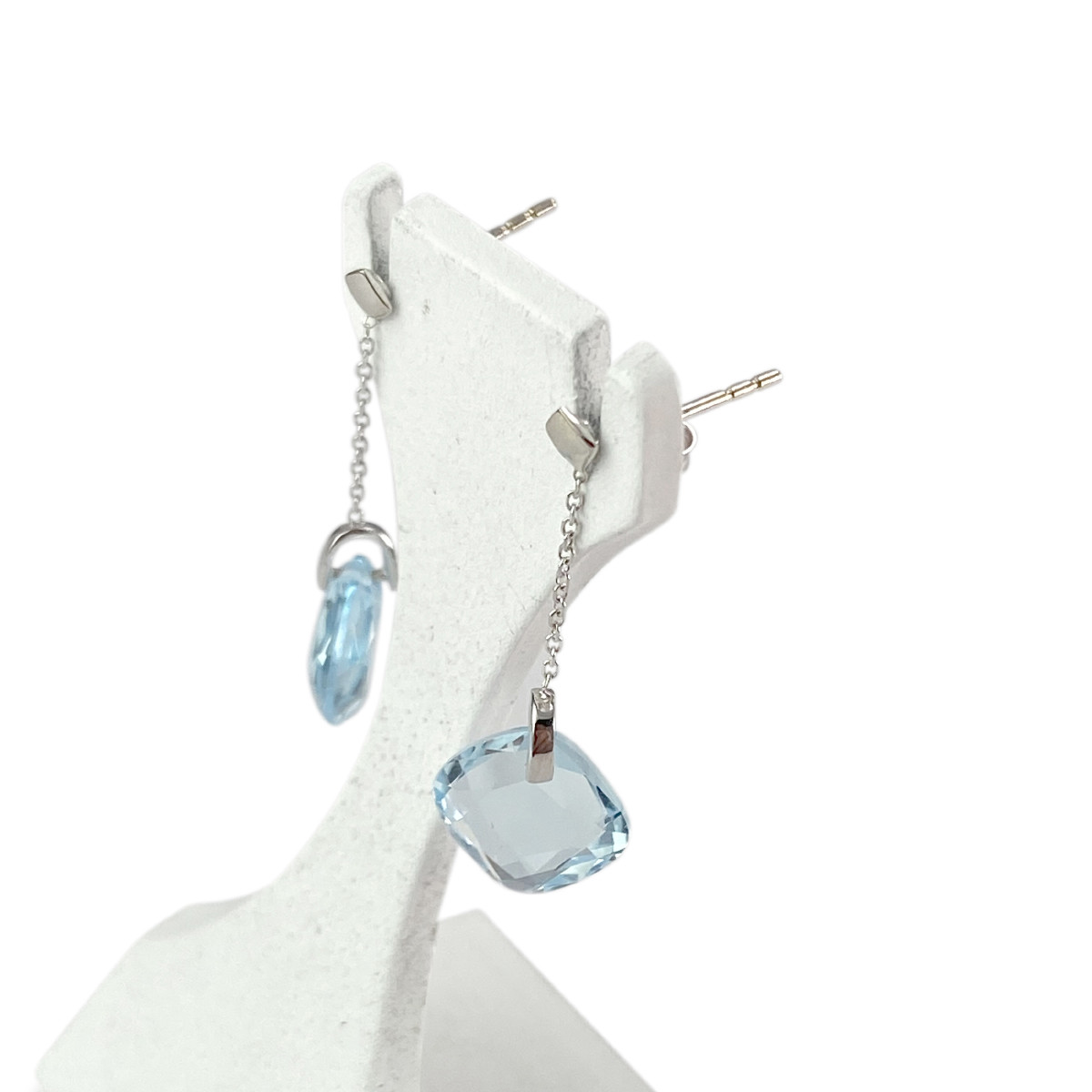 Boucles d'oreilles d'occasion or 750 blanc topazes bleues traitées - vue 2