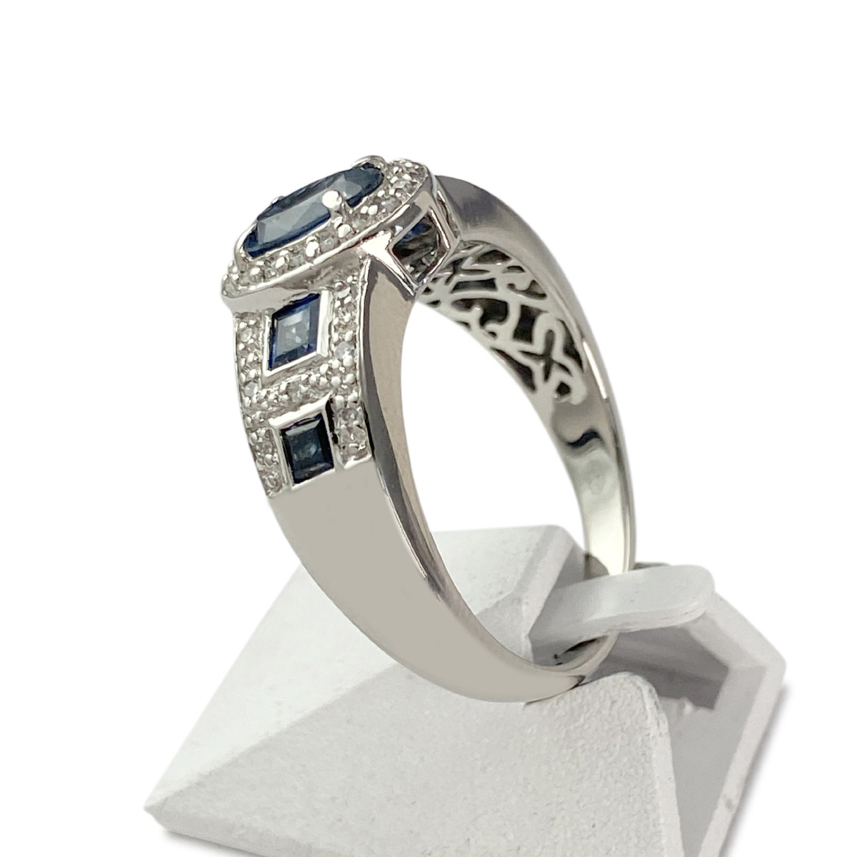 Bague d'occasion or 750 blanc saphirs diamants - vue 2