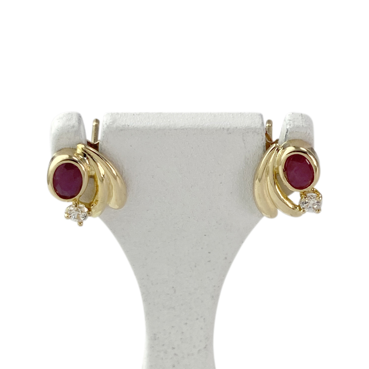 Boucles d'oreilles clous d'occasion or 750 jaune rubis zirconias