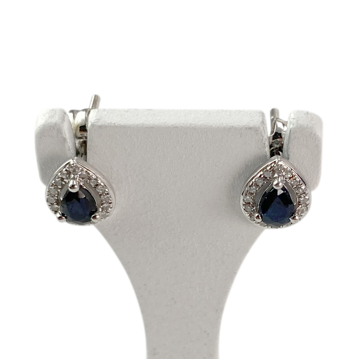 Boucles d'oreilles clous d'occasion or 375 blanc saphirs diamants