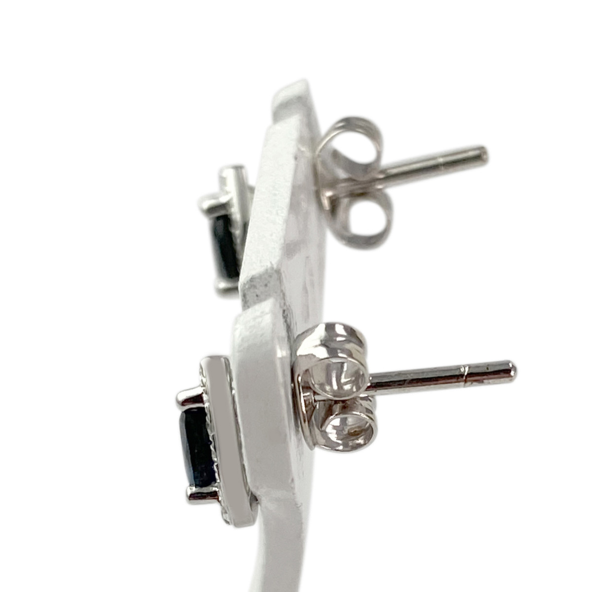 Boucles d'oreilles clous d'occasion or 375 blanc saphirs diamants - vue 2