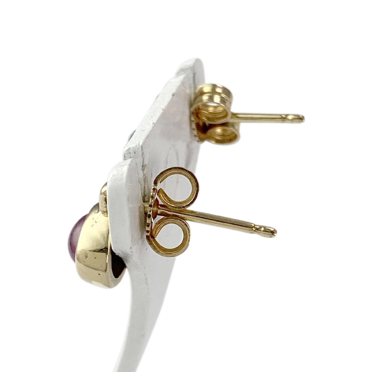 Boucles d'oreilles d'occasion or 750 jaune rubis cabochons ovales - vue 2