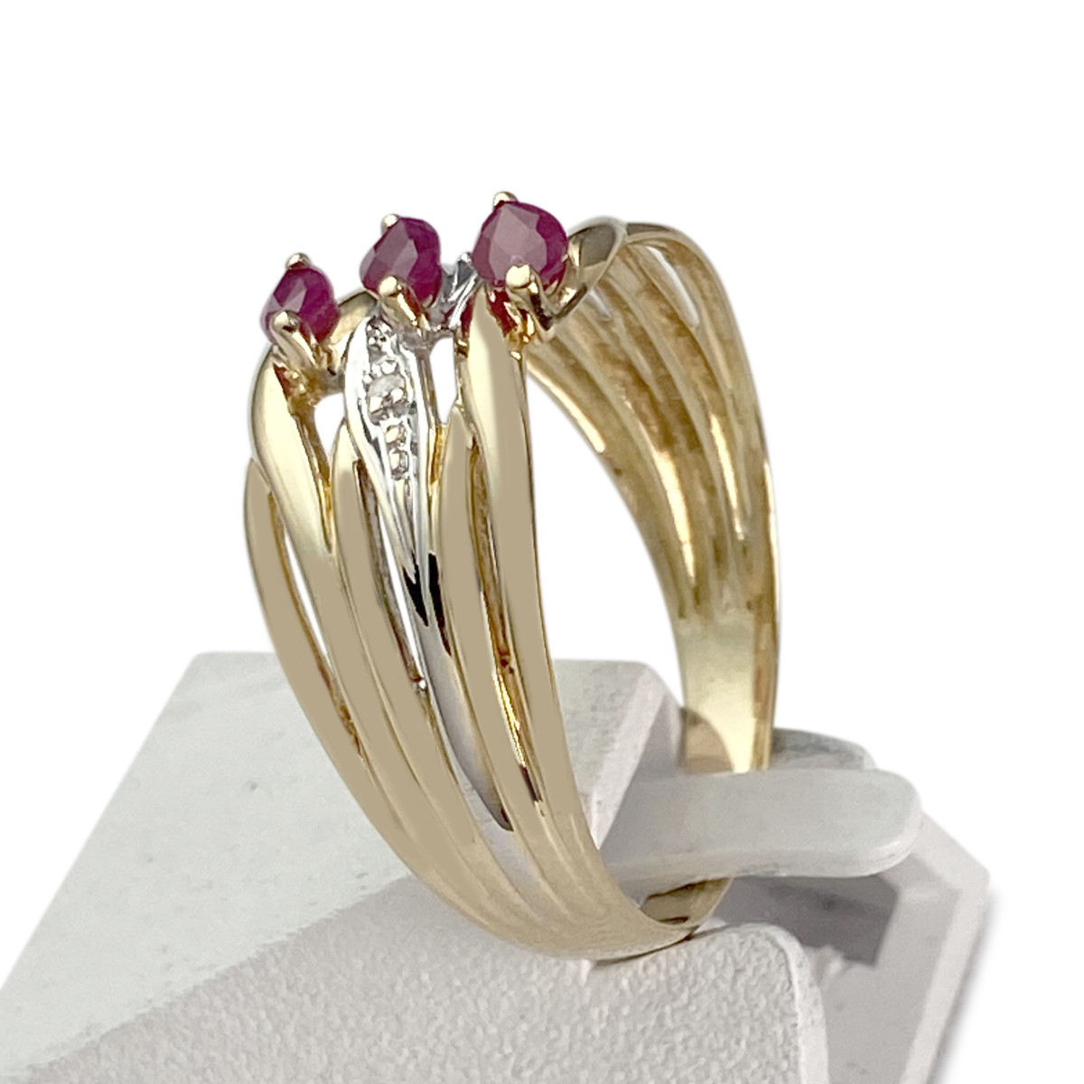 Bague d'occasion or 750 2 tons rubis et diamants - vue 2