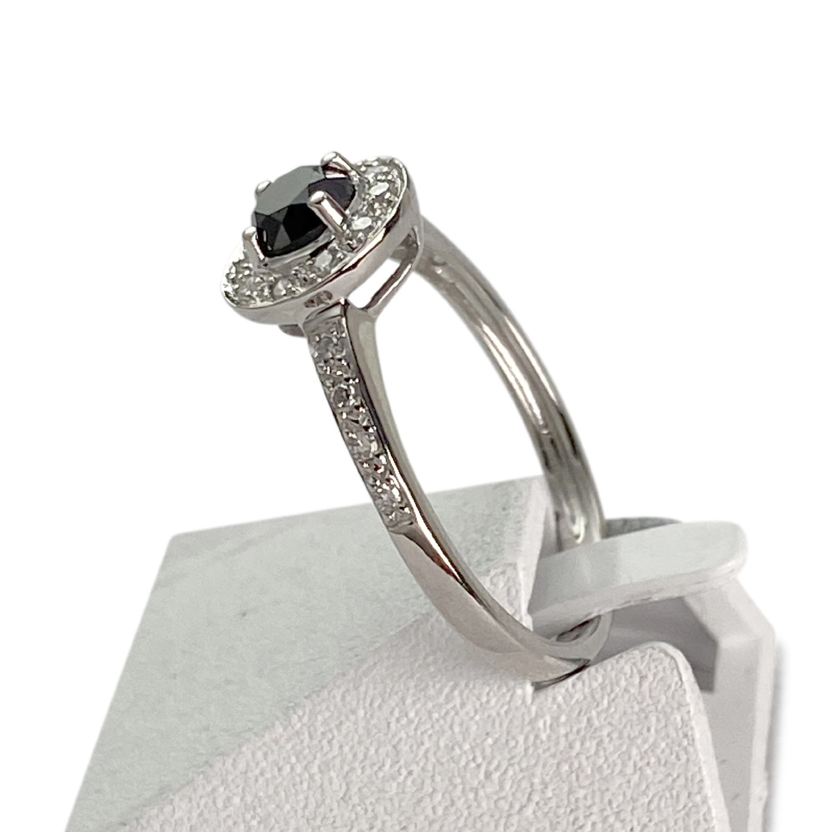 Bague d'occasion or 750 blanc diamants blancs et noir - vue 2