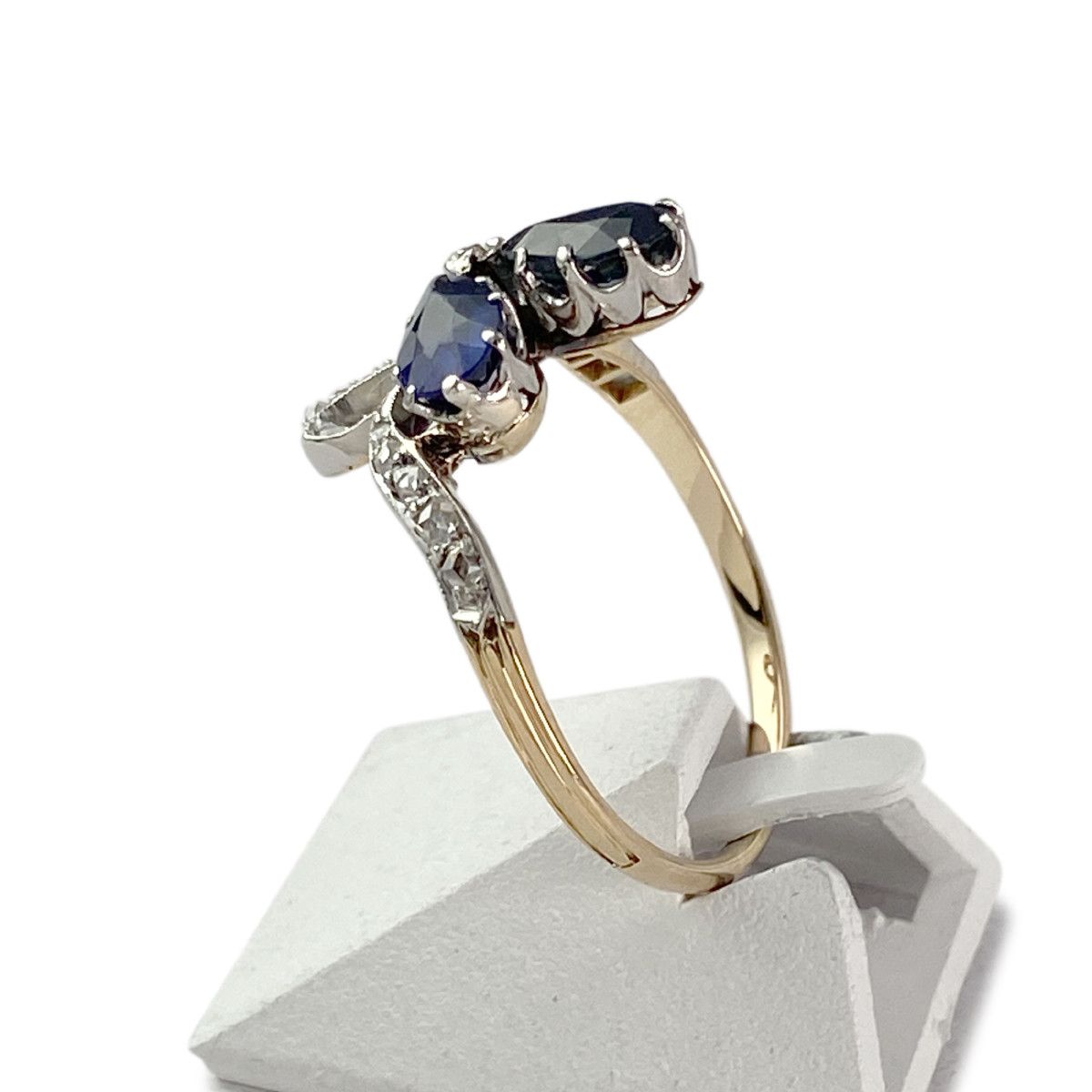 Bague d'occasion 2 ors 750 diamants saphirs synthétiques - vue 2