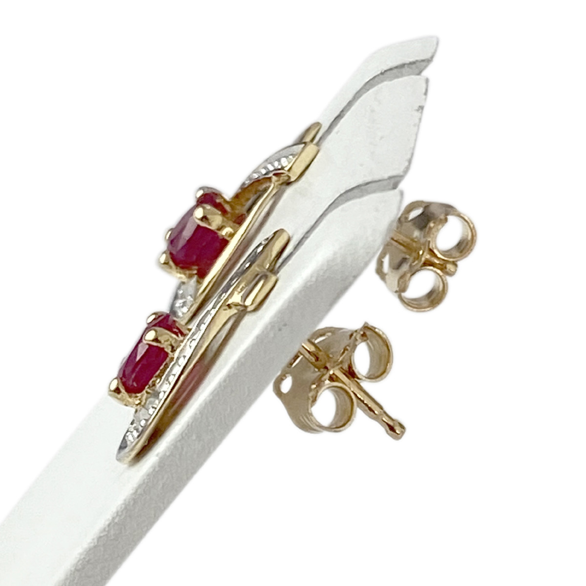 Boucles d'oreilles clous d'occasion or 750 2 tons rubis diamants - vue 2