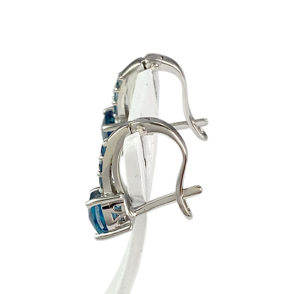 Boucles d'oreilles or 375 blanc topazes bleues traitées - vue 2