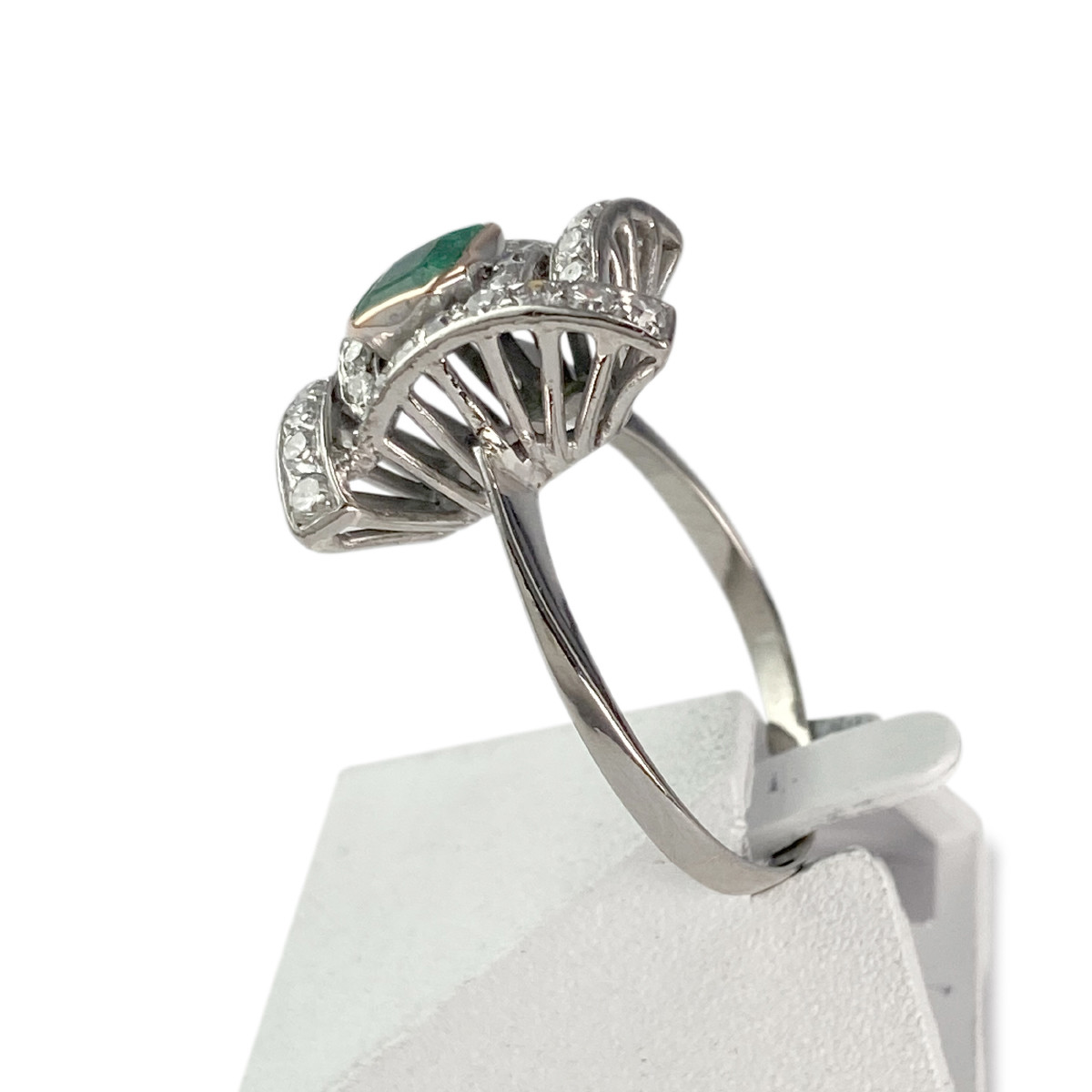 Bague d'occasion or 750 blanc émeraude diamants - vue 2