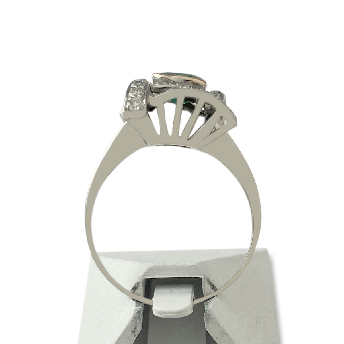 Bague d'occasion or 750 blanc émeraude diamants - vue 3