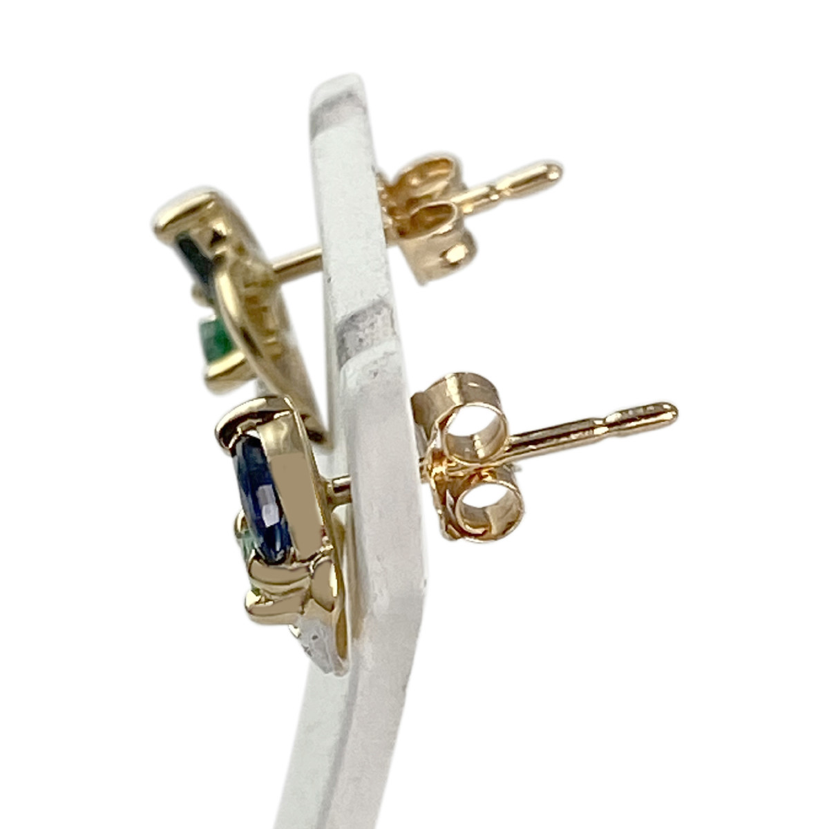 Boucles d'oreilles d'occasion or 750 rhodié 2 tons saphir emeraude diamant - vue 2