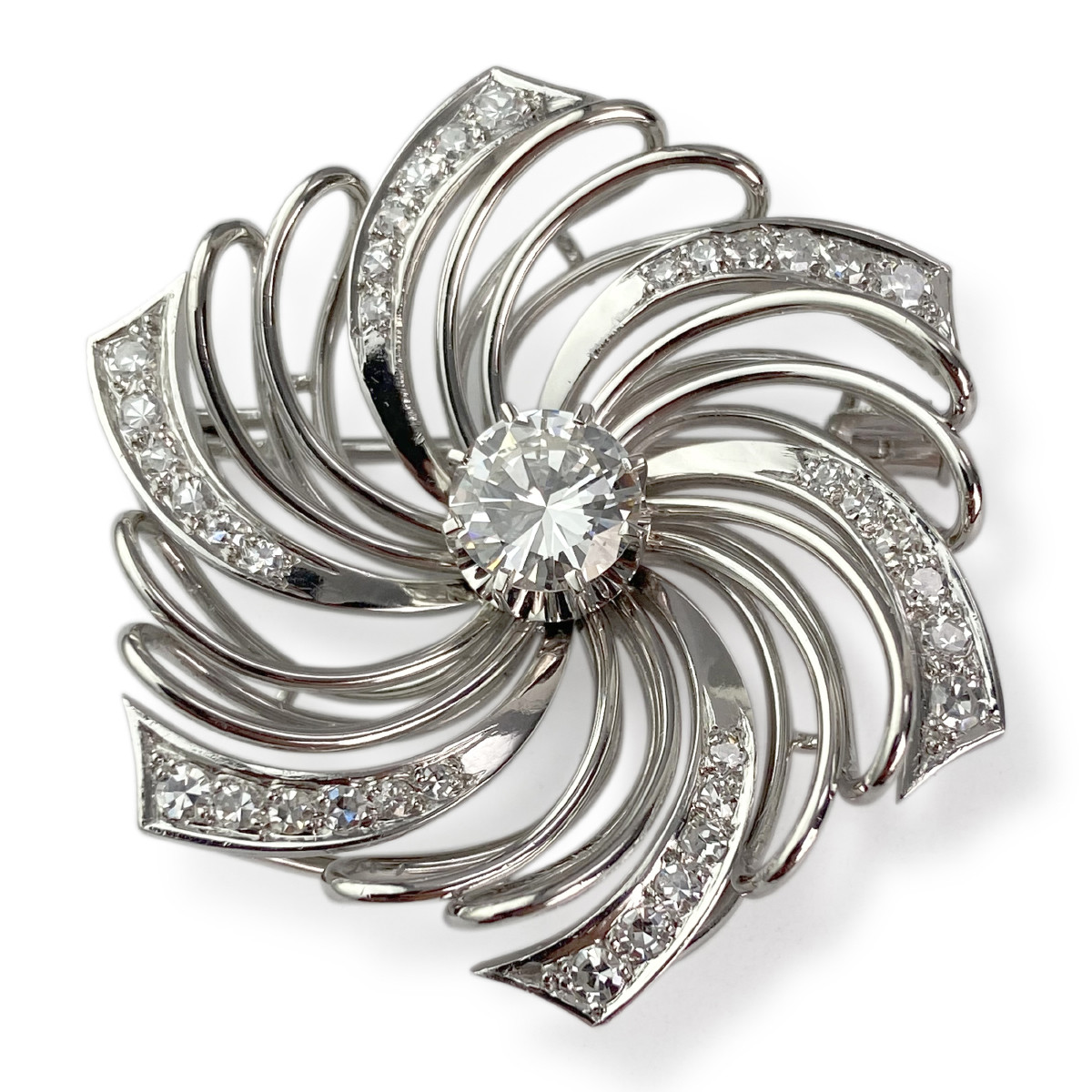 Broche d'occasion or 750 blanc fleur diamants