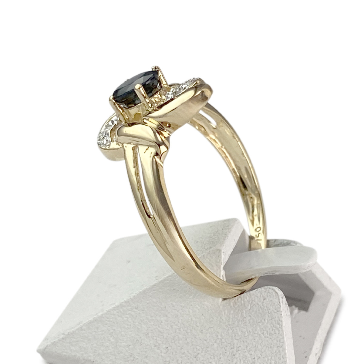 Bague d'occasion or 750 jaune saphir diamants - vue 2