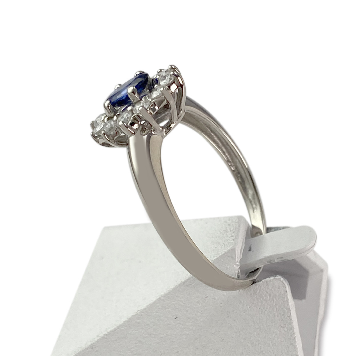 Bague d'occasion or 750 blanc fleur saphir diamants - vue 2