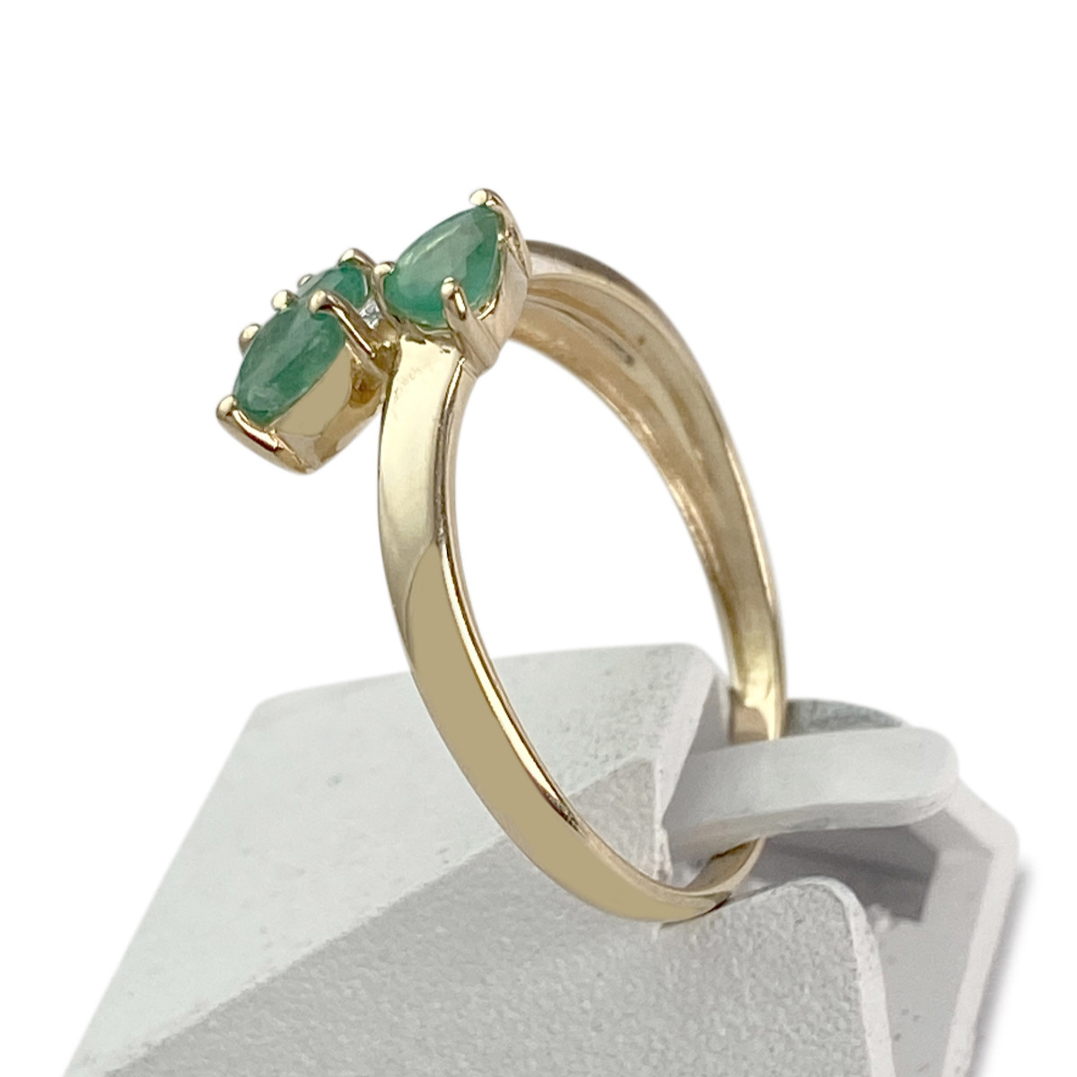 Bague d'occasion or 750 2 tons émeraude diamant - vue 2