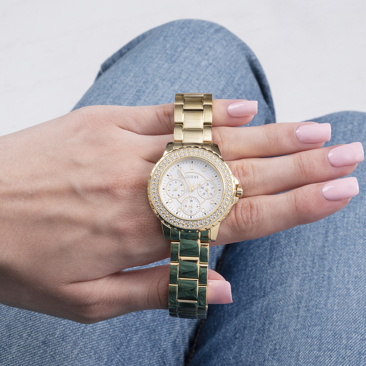 Montre GUESS femme bracelet acier doré jaune jaune - vue porté 2