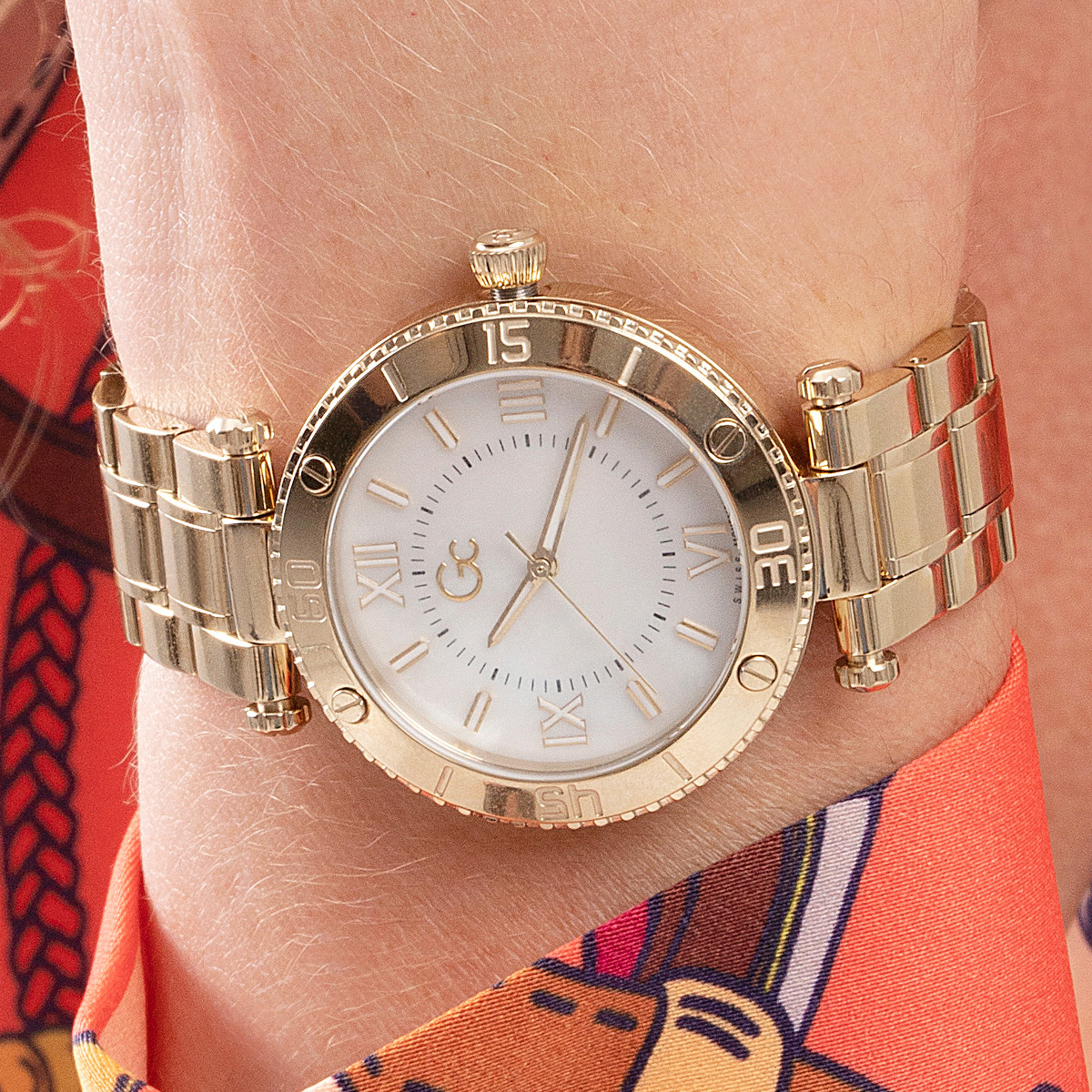 Montre GUESS COLLECTION femme bracelet acier doré jaune - vue porté 2