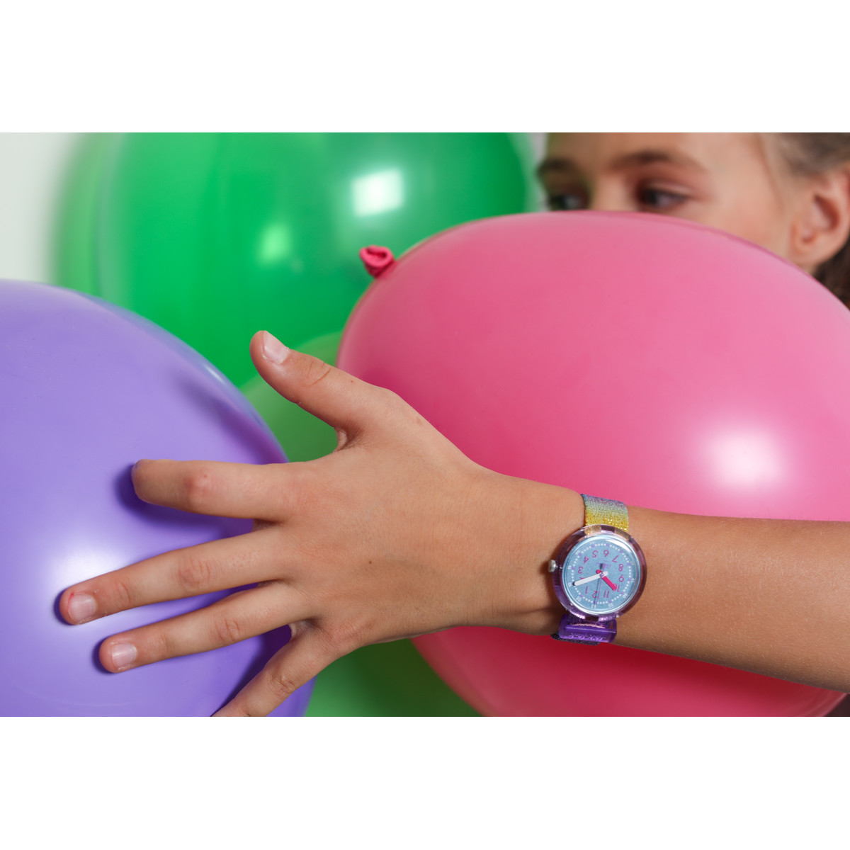 Montre FLIK FLAK SHINE IN RAINBOW enfant bracelet tissu recyclé rose - vue porté 3
