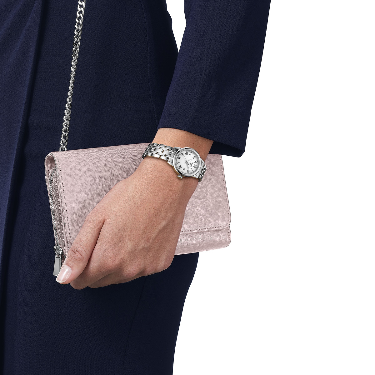 Montre TISSOT T-CLASSIC DREAM femme cadran blanc bracelet acier inoxydable - vue porté 1