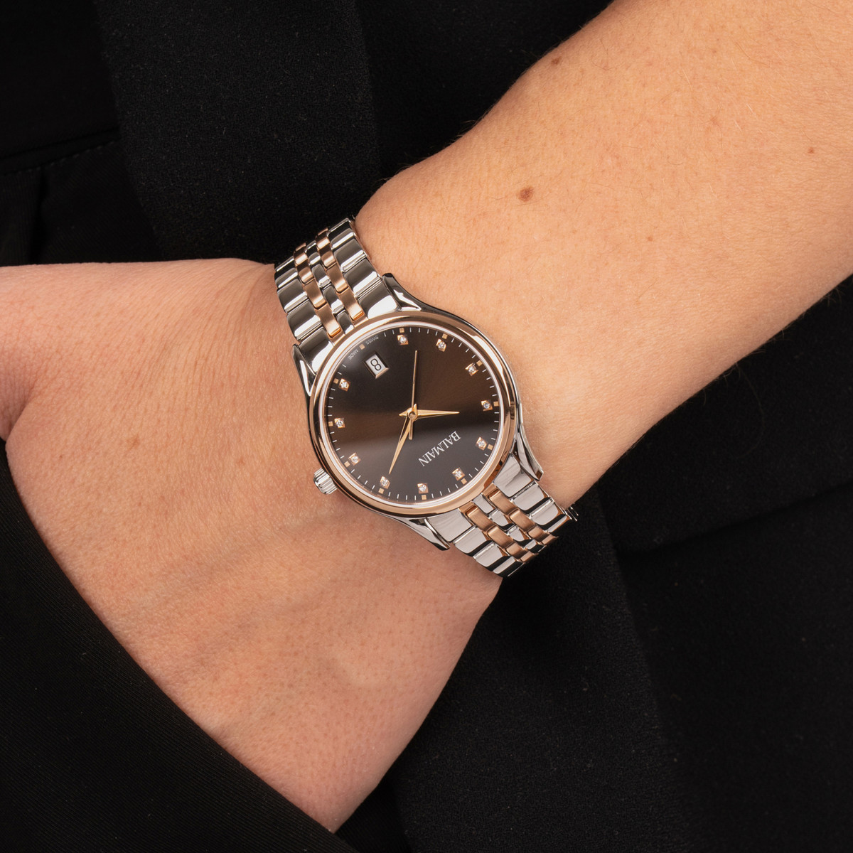 Montre BALMAIN tradition femme cadran nacre bracelet acier inoxydable bicolore rose - vue porté 2