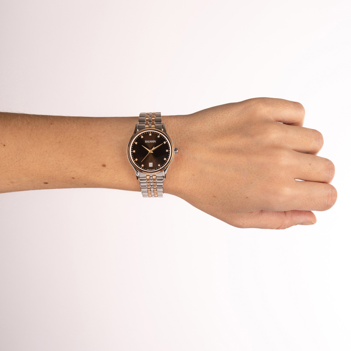 Montre BALMAIN tradition femme cadran nacre bracelet acier inoxydable bicolore rose - vue porté 3