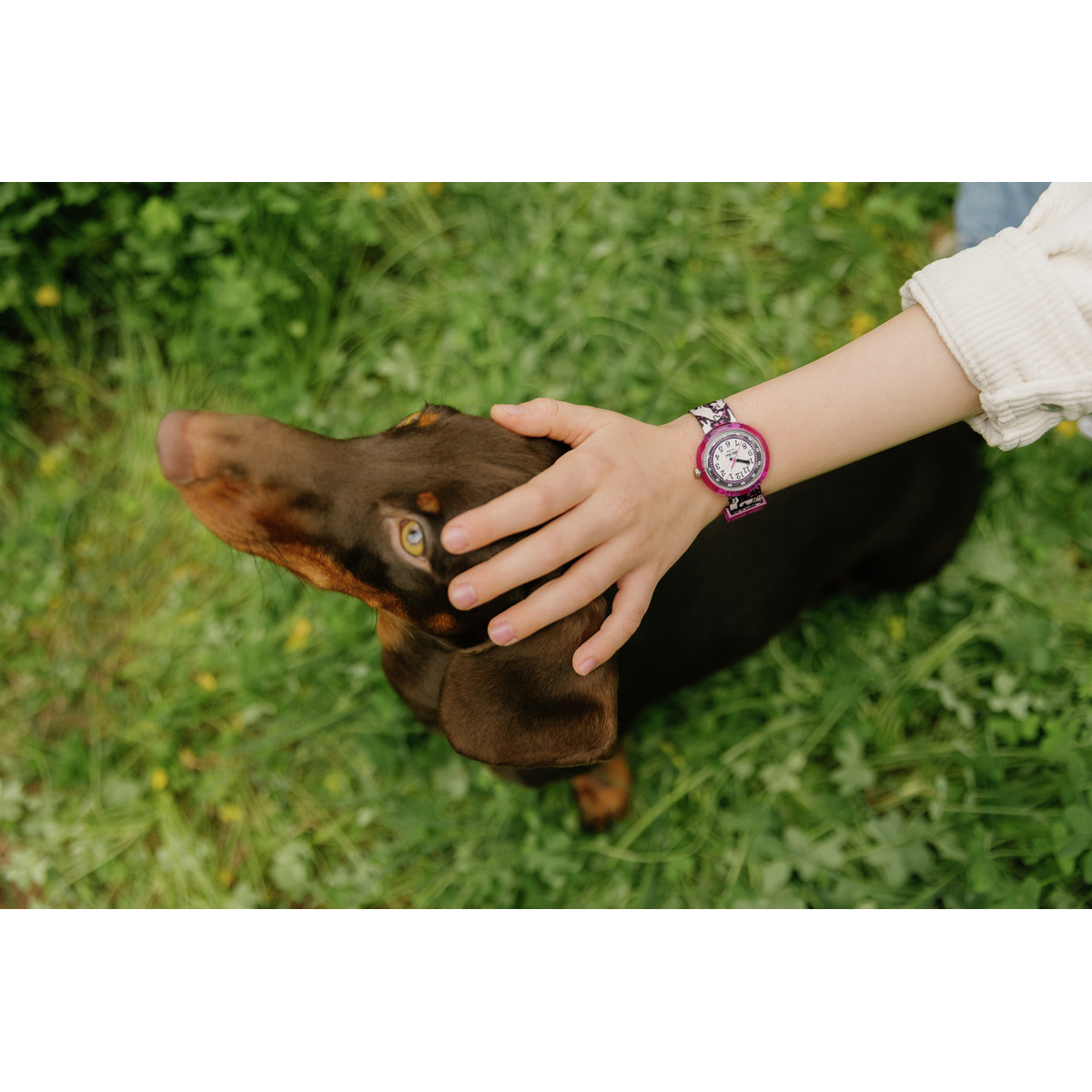 Montre FLIK FLAK WOOF WOOF TIME enfant bracelet pet recycle noir - vue porté 2