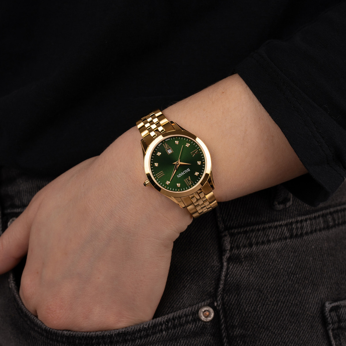 Montre BALMAIN classic r femme bracelet pvd doré - vue porté 1
