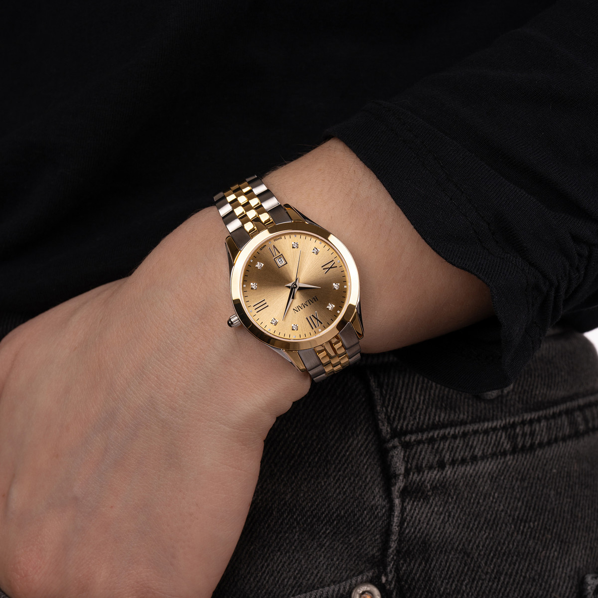 Montre BALMAIN classic r femme bracelet acier inoxydable bicolore jaune - vue porté 1