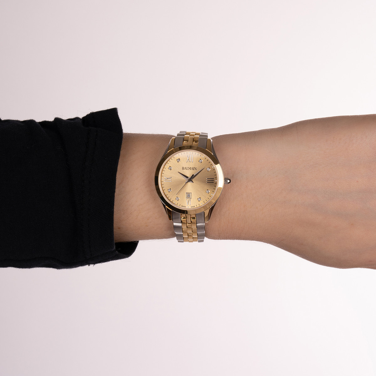 Montre BALMAIN classic r femme bracelet acier inoxydable bicolore jaune - vue porté 2