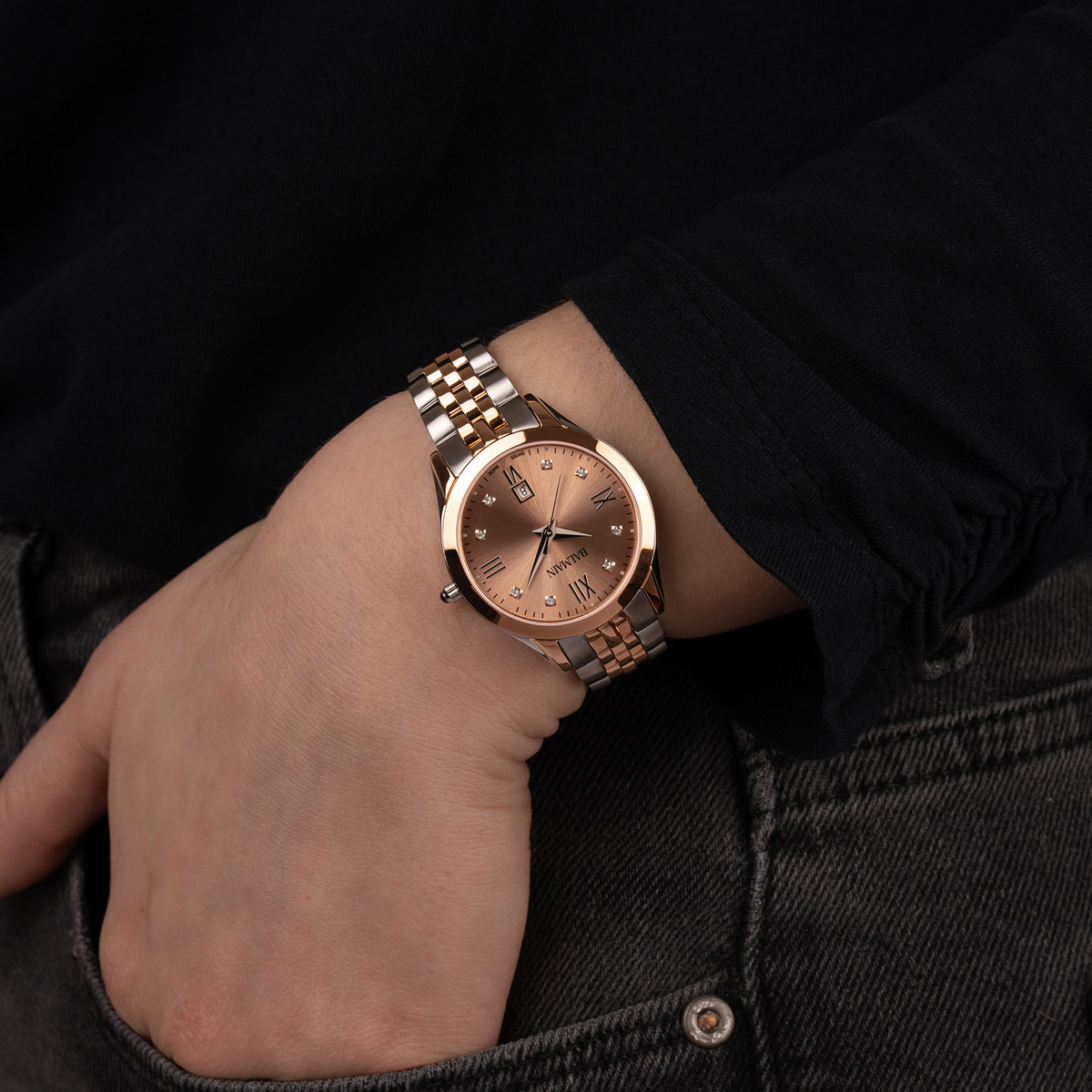 Montre BALMAIN classic r femme bracelet acier inoxydable bicolore rose - vue porté 1