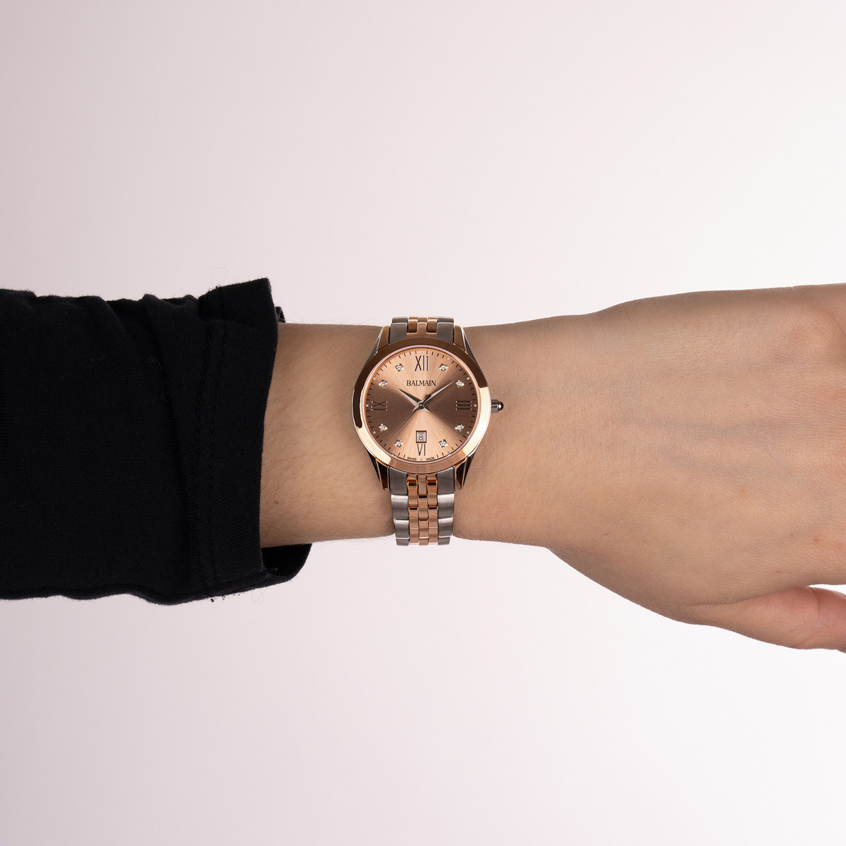 Montre BALMAIN classic r femme bracelet acier inoxydable bicolore rose - vue porté 2