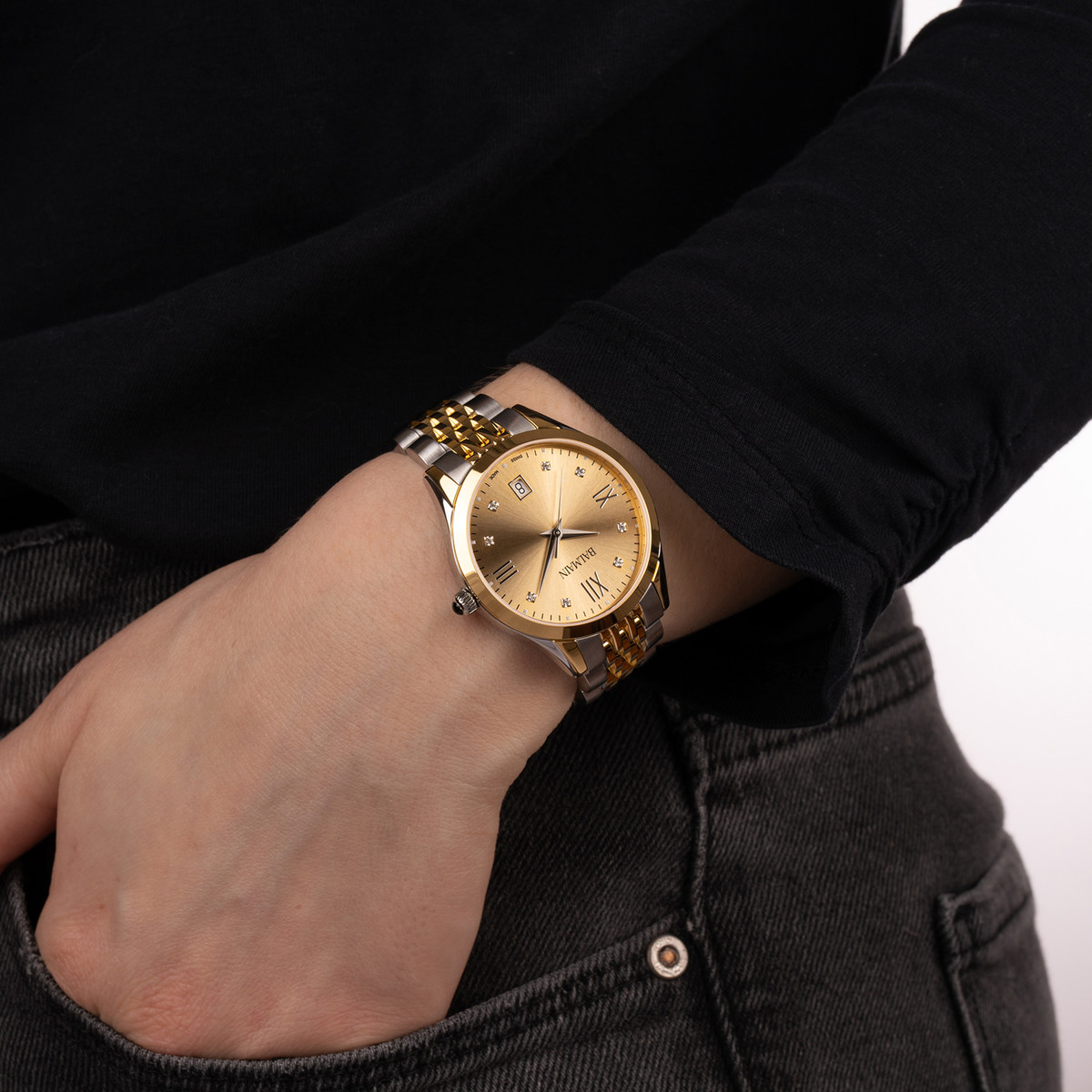 Montre BALMAIN classic r femme bracelet acier inoxydable bicolore jaune - vue porté 1
