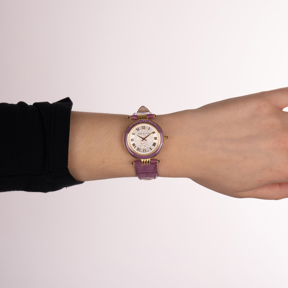 Montre BALMAIN haute elegance femme bracelet cuir vernis parme - vue porté 2