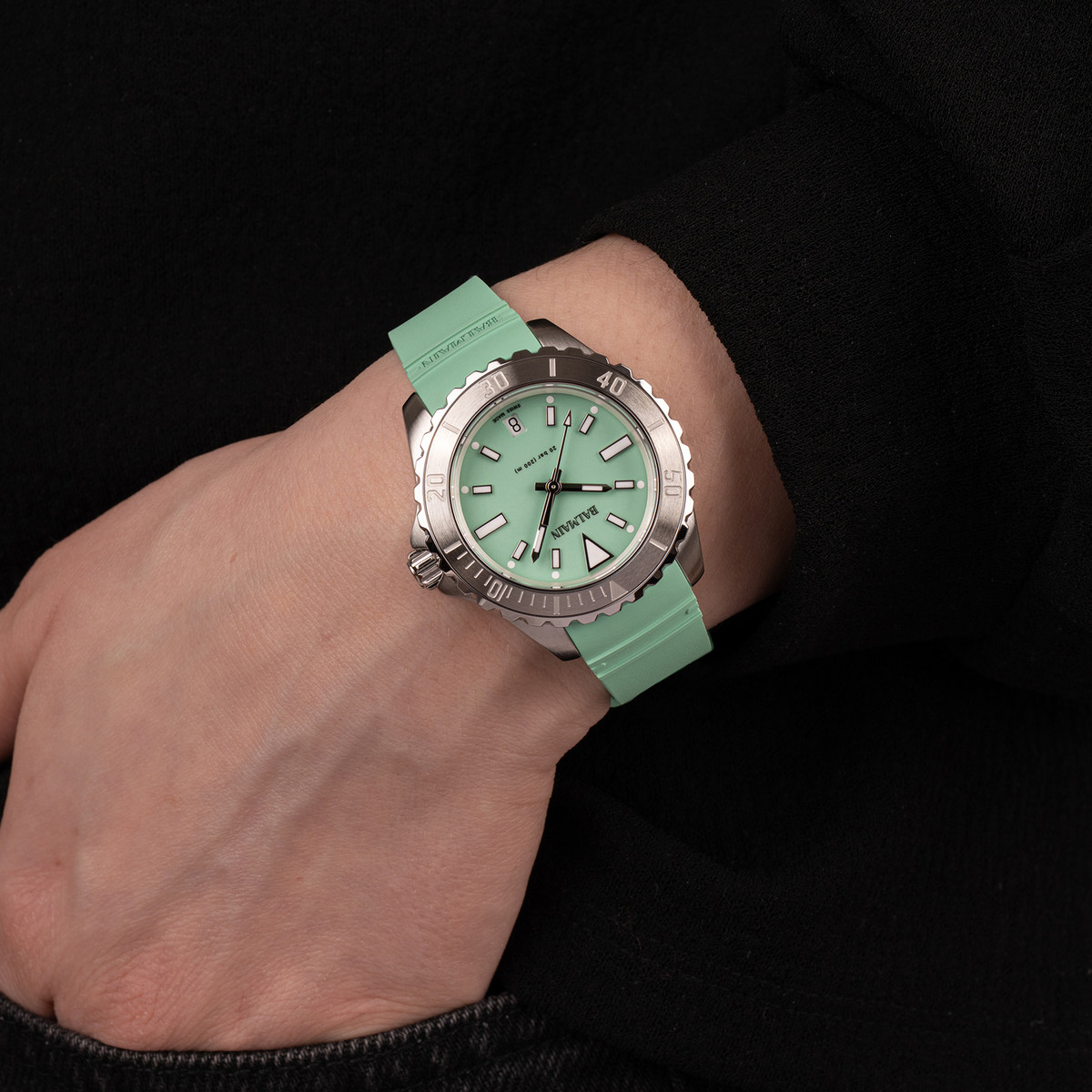 Montre BALMAIN ophrys femme bracelet caoutchouc vert - vue porté 1