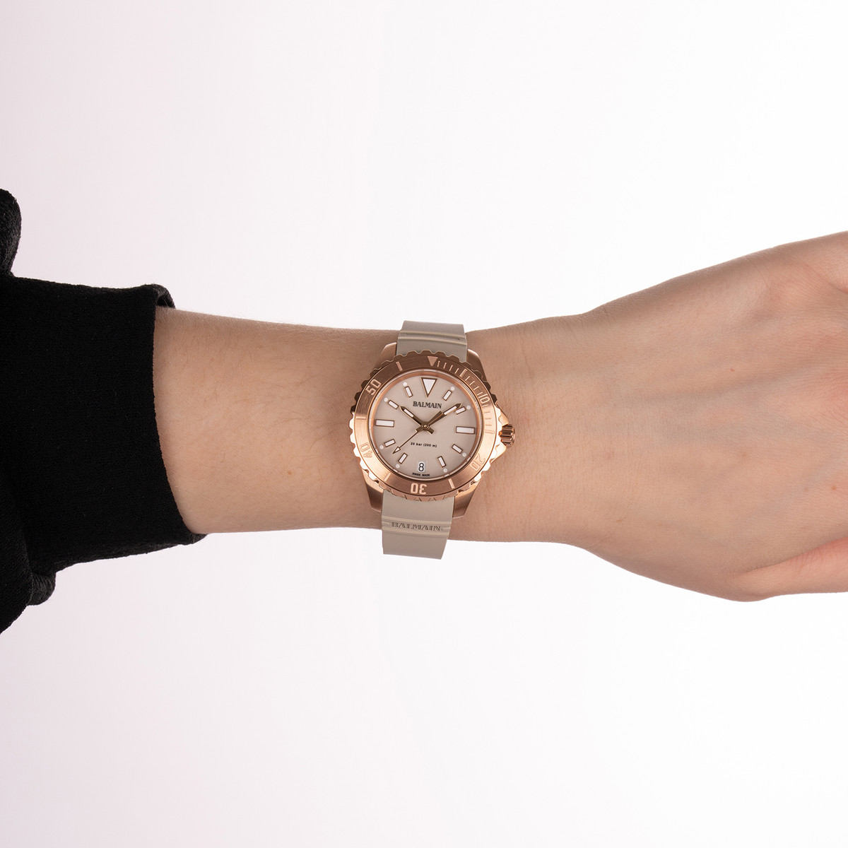 Montre BALMAIN ophrys femme bracelet caoutchouc taupe - vue porté 2