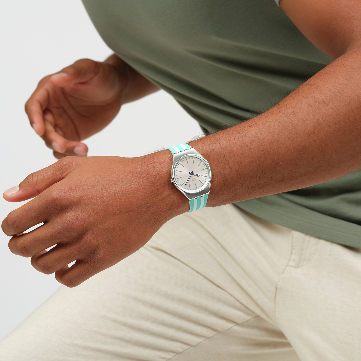 Montre SWATCH Essentials femme, boitier gris, cadran gris, bracelet silicone vert - vue porté 1