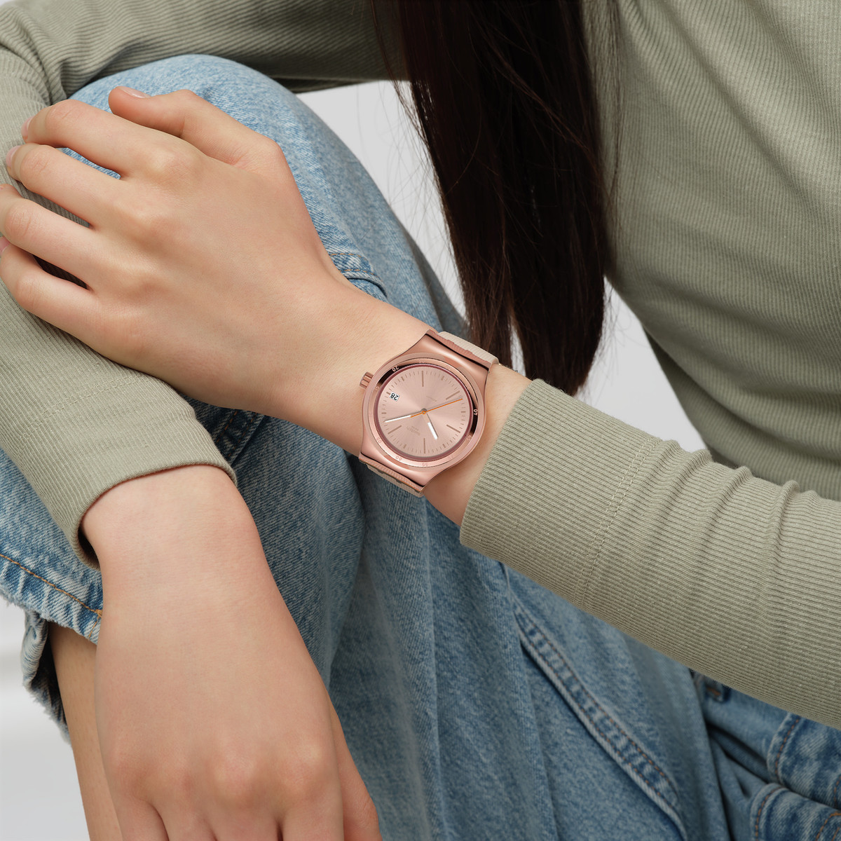 Montre SWATCH Essentials femme automatique, cadran rose, bracelet silicone rose - vue porté 2