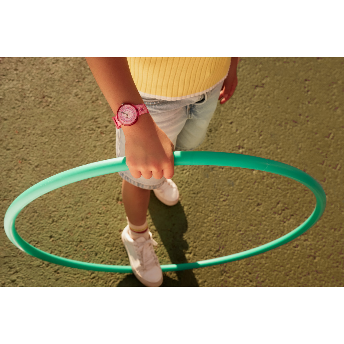 Montre FLIK FLAK let's get artsy enfant cadran rose bracelet pet recycle rose - vue porté 2
