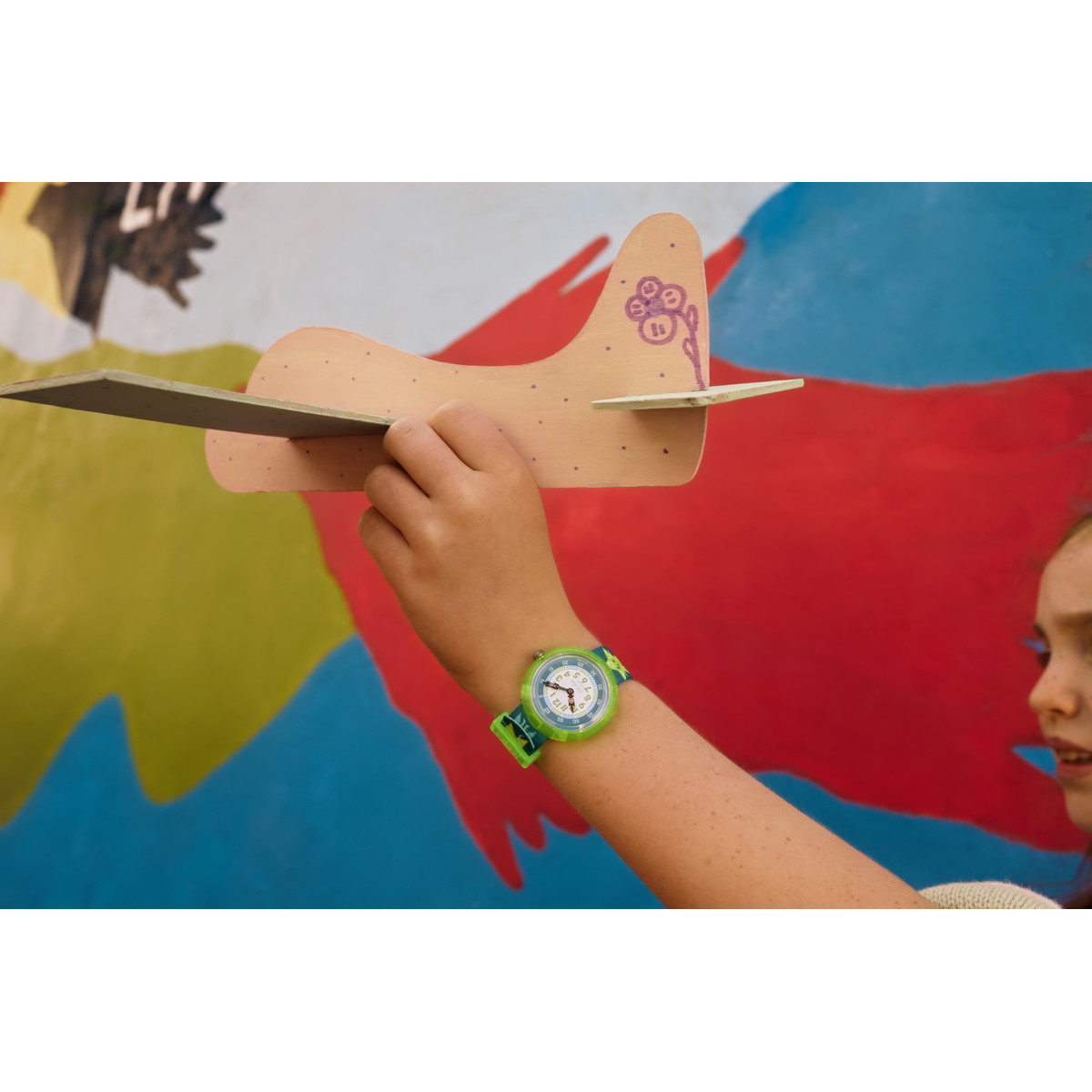 Montre FLIK FLAK let's get artsy enfant cadran vert bracelet pet recycle bleu - vue porté 1