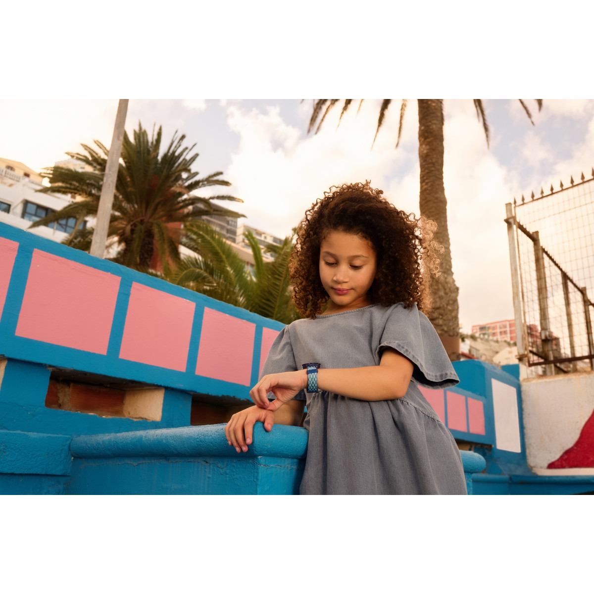 Montre FLIK FLAK let's get artsy enfant cadran bleu bracelet pet recycle bleu - vue porté 1