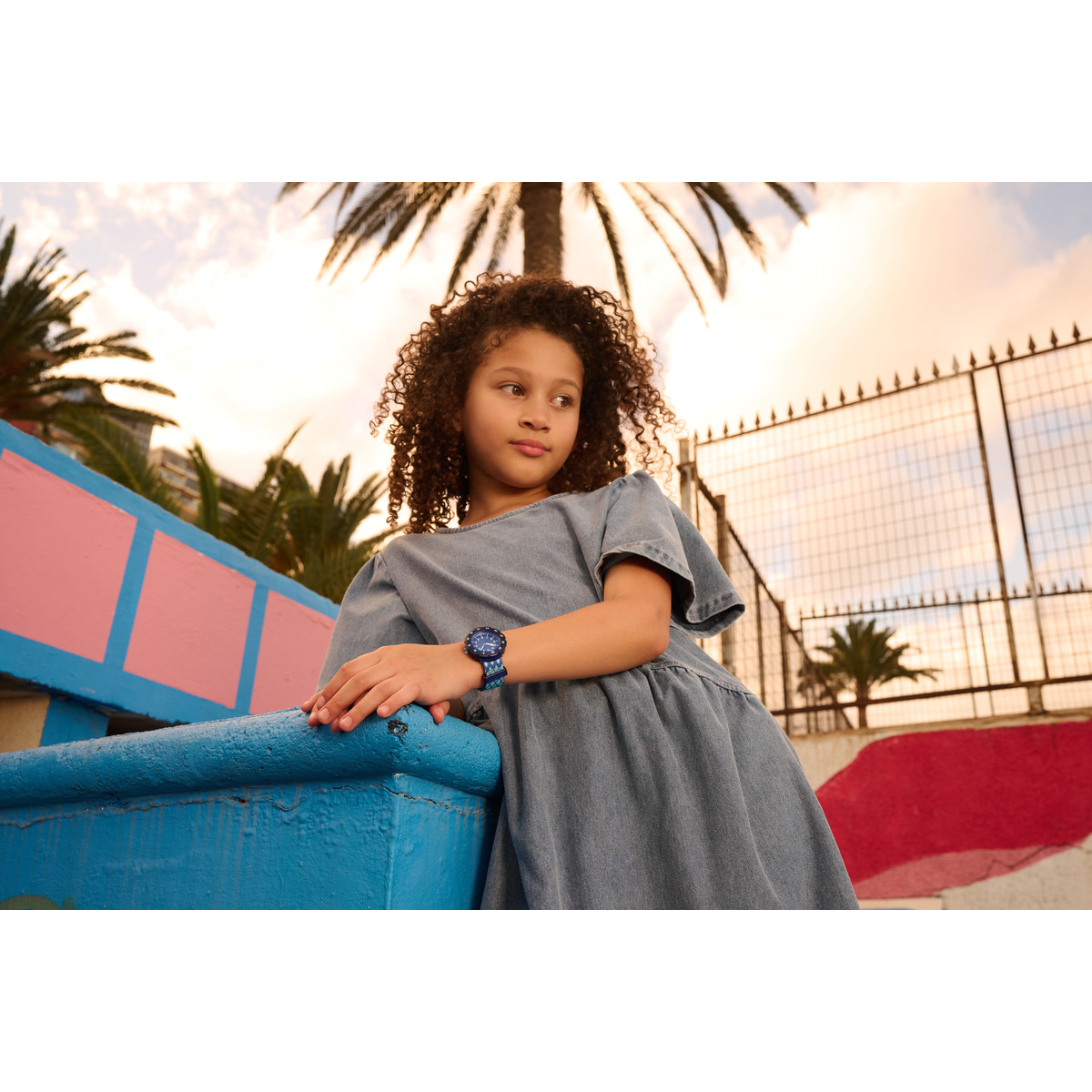 Montre FLIK FLAK let's get artsy enfant cadran bleu bracelet pet recycle bleu - vue porté 2
