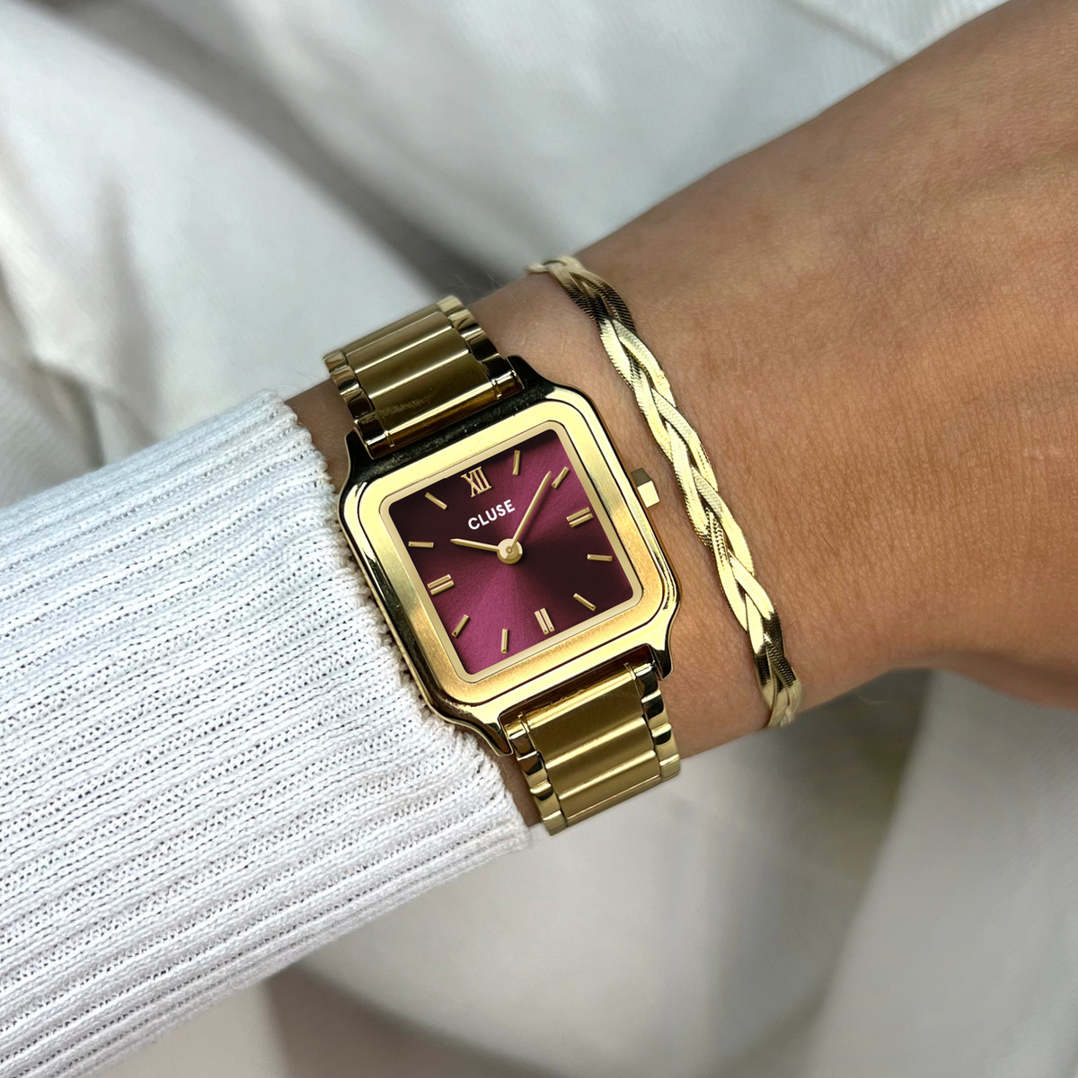 Montre CLUSE Gracieuse Petite femme cadran rouge bracelet acier doré - vue porté 1
