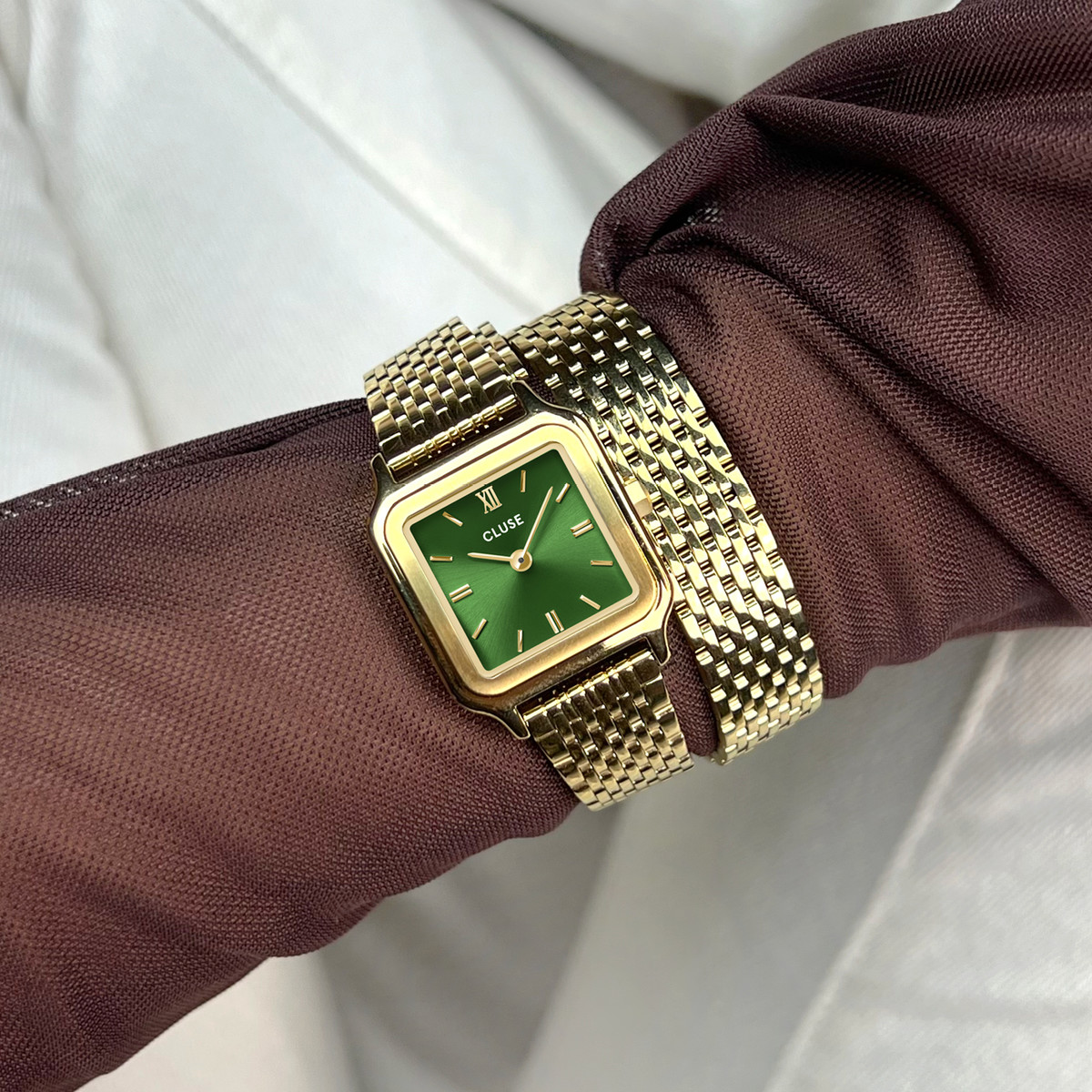 Montre CLUSE Gracieuse Petite femme cadran vert bracelet acier doré - vue porté 1