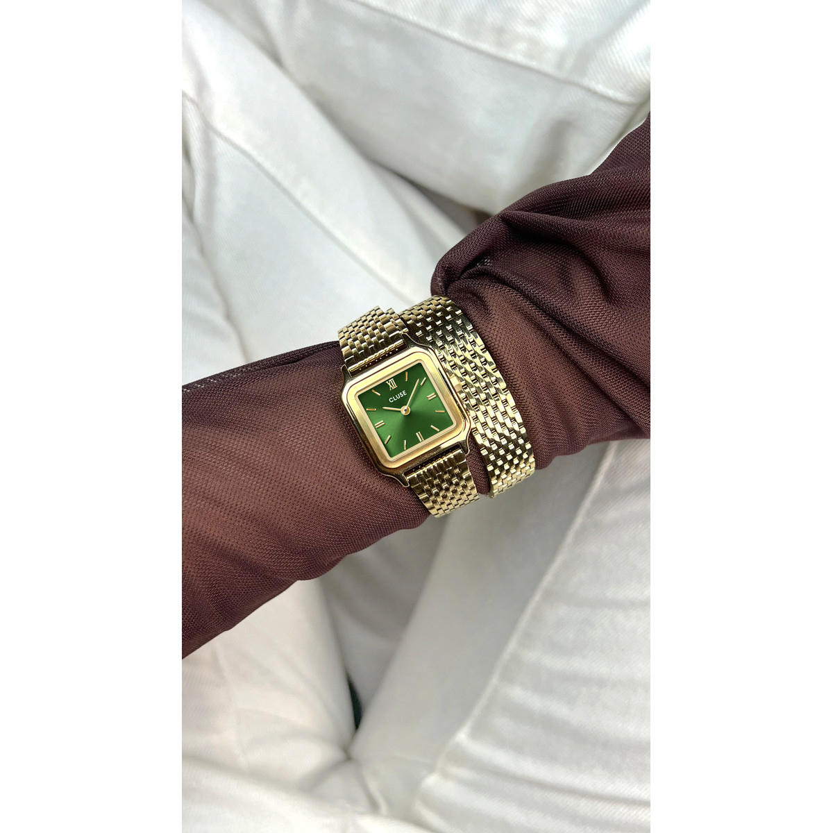 Montre CLUSE Gracieuse Petite femme cadran vert bracelet acier doré - vue porté 3