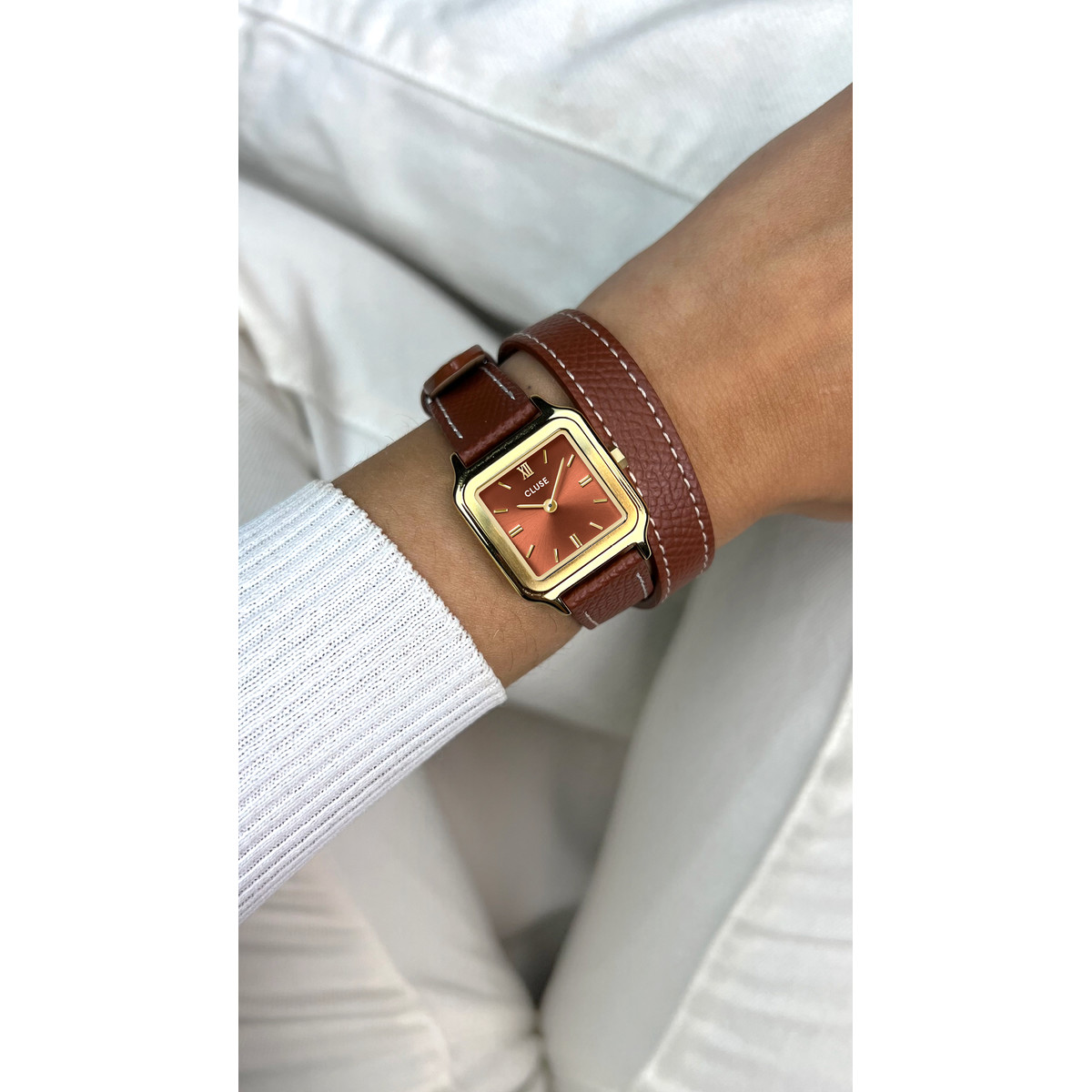 Montre CLUSE Gracieuse Petite femme cadran marron bracelet cuir doré - vue porté 3
