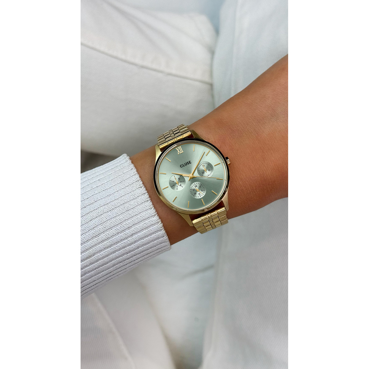 Montre CLUSE Minuit Multifunction femme cadran vert bracelet acier doré - vue porté 1